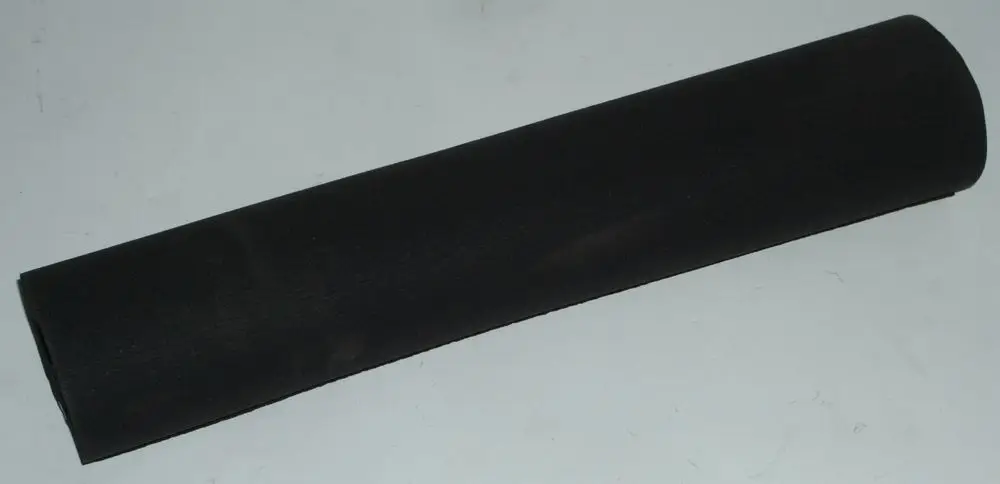 Schwarze isolierende Rohrenrolle, geeignet zur Verwendung mit Daikin-Systemen. Das Produkt ist in einer zylindrischen Form dargestellt und hat eine glatte Oberfläche.